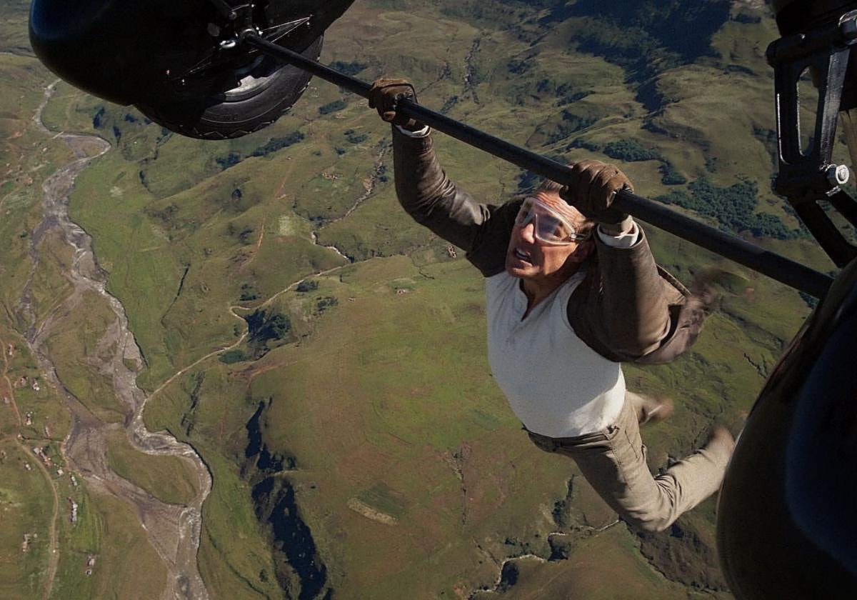 Tom Cruise, como Ethan Hunt, encaramado al tren de aterrizaje de un biplano.