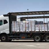 Un camión cargado de ayuda humanitaria espera en el cruce de Kerem Shalom, en Israel, a poder entrar en Gaza.