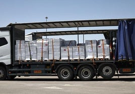 Un camión cargado de ayuda humanitaria espera en el cruce de Kerem Shalom, en Israel, a poder entrar en Gaza.