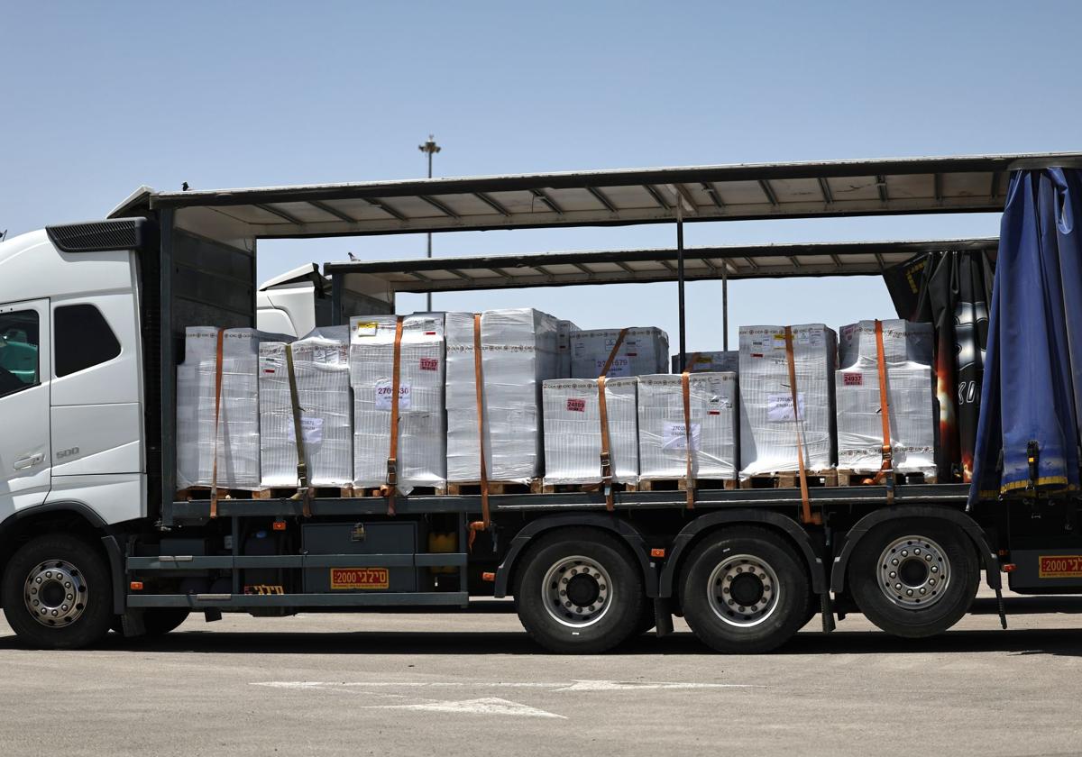 Un camión cargado de ayuda humanitaria espera en el cruce de Kerem Shalom, en Israel, a poder entrar en Gaza.