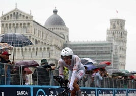Juan Ayuso, durante el tramo final de la contrarreloj en Pisa.