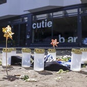 Velas y una bufanda del club de fútbol Arminia Bielefeld en el lugar donde se produjo el acuchillamiento múltiple.
