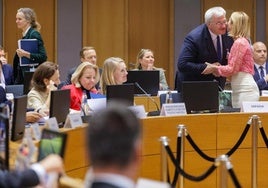 La jefa de la diplomacia de la UE, Kaja Kallas, saluda a los participantes del Consejo de Asuntos Exteriores celebrado este martes en Bruselas.