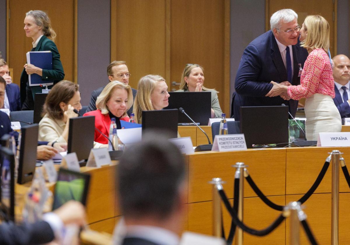 La jefa de la diplomacia de la UE, Kaja Kallas, saluda a los participantes del Consejo de Asuntos Exteriores celebrado este martes en Bruselas.