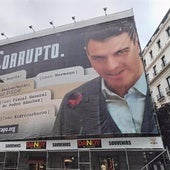 La polémica lona sobre Pedro Sánchez, situada frente al Congreso, que ha sido retirada este lunes.