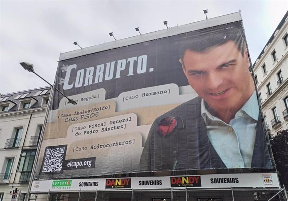 La polémica lona sobre Pedro Sánchez, situada frente al Congreso, que ha sido retirada este lunes.