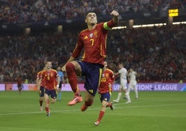 Álvaro Morata celebra un gol con la selección española.