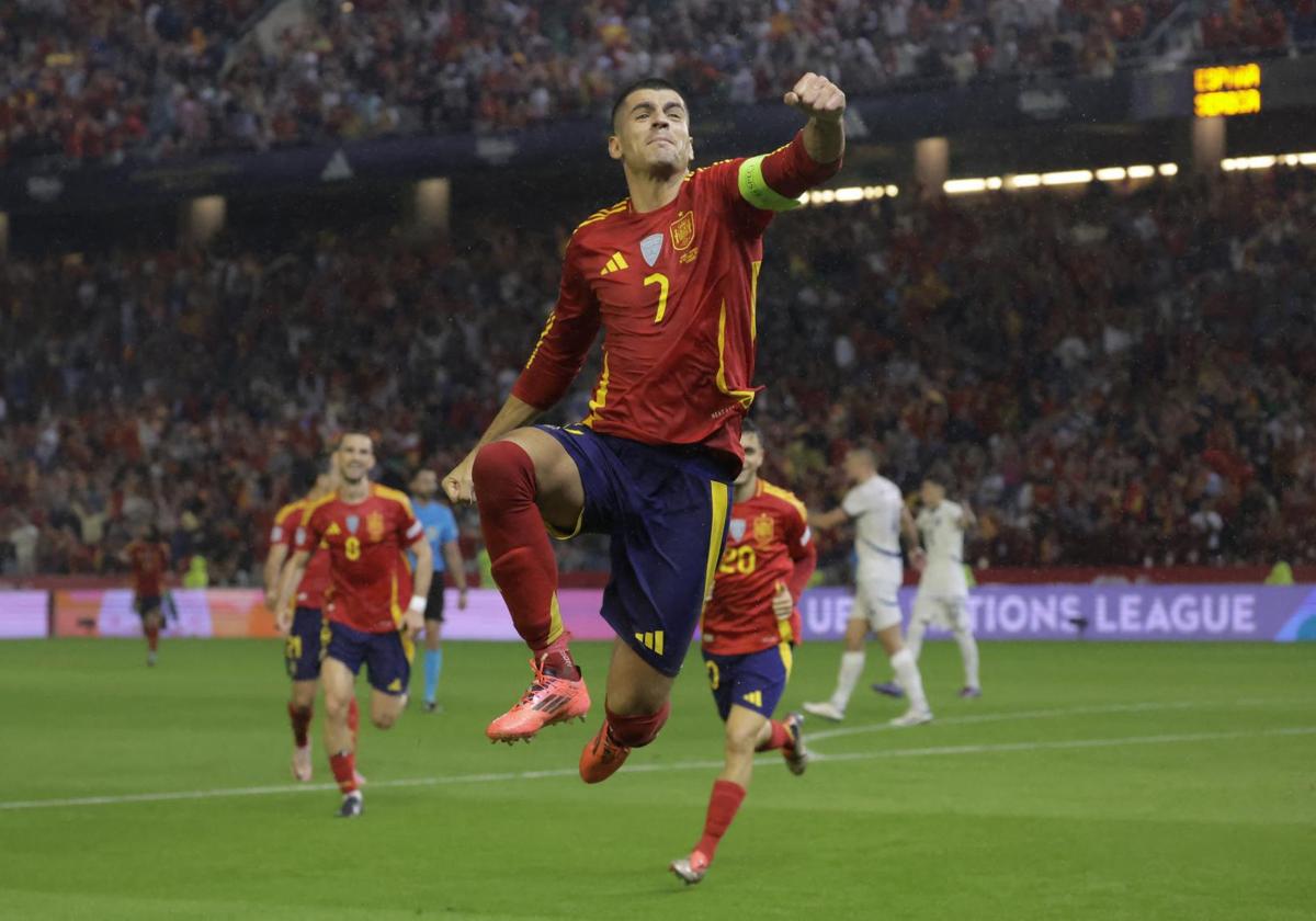 Álvaro Morata celebra un gol con la selección española.