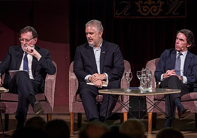 Los expresidentes del Gobierno, José María Aznar y Mariano Rajoy, junto al expresidente de Colombia, Iván Duque.