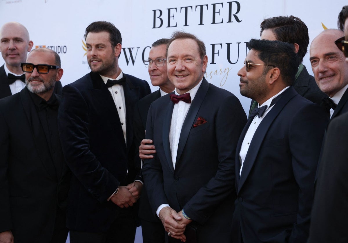Kevin spacey denuncia una caza de brujas en un homenaje en cannes al que no acuden sus compañeros | ideal