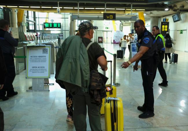 El personal de seguridad privada se ocupó de revisar la documentación a los pasajeros.