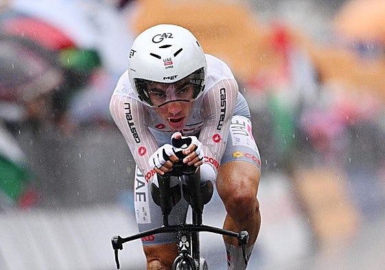 Hoole se lleva la crono y Ayuso recorta tiempo al líder Del Toro