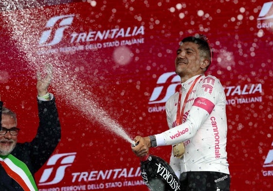 Richard Carapaz, en el podio tras adjudicarse la undécima etapa del Giro.