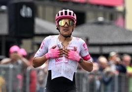Carapaz exhibe poderío para ganar la undécima etapa del Giro