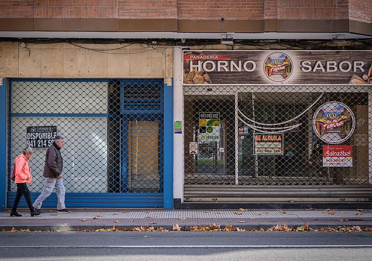 Varios pequeños comercios cerrados.