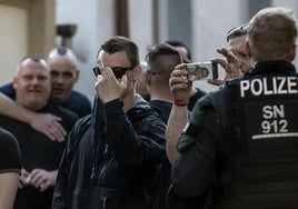 Foto de archivo de varios miembros de un grupo neonazi alemán.
