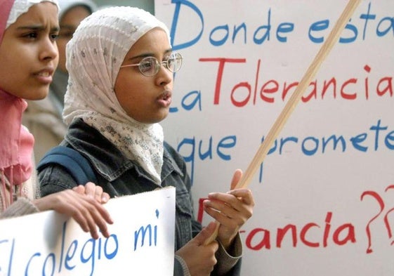 Dos niñas de origen árabe en una manifestación por el uso del velo islámico.