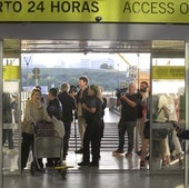 Vigilantes y cámaras a la entrada de la puerta 24 horas de la T4.