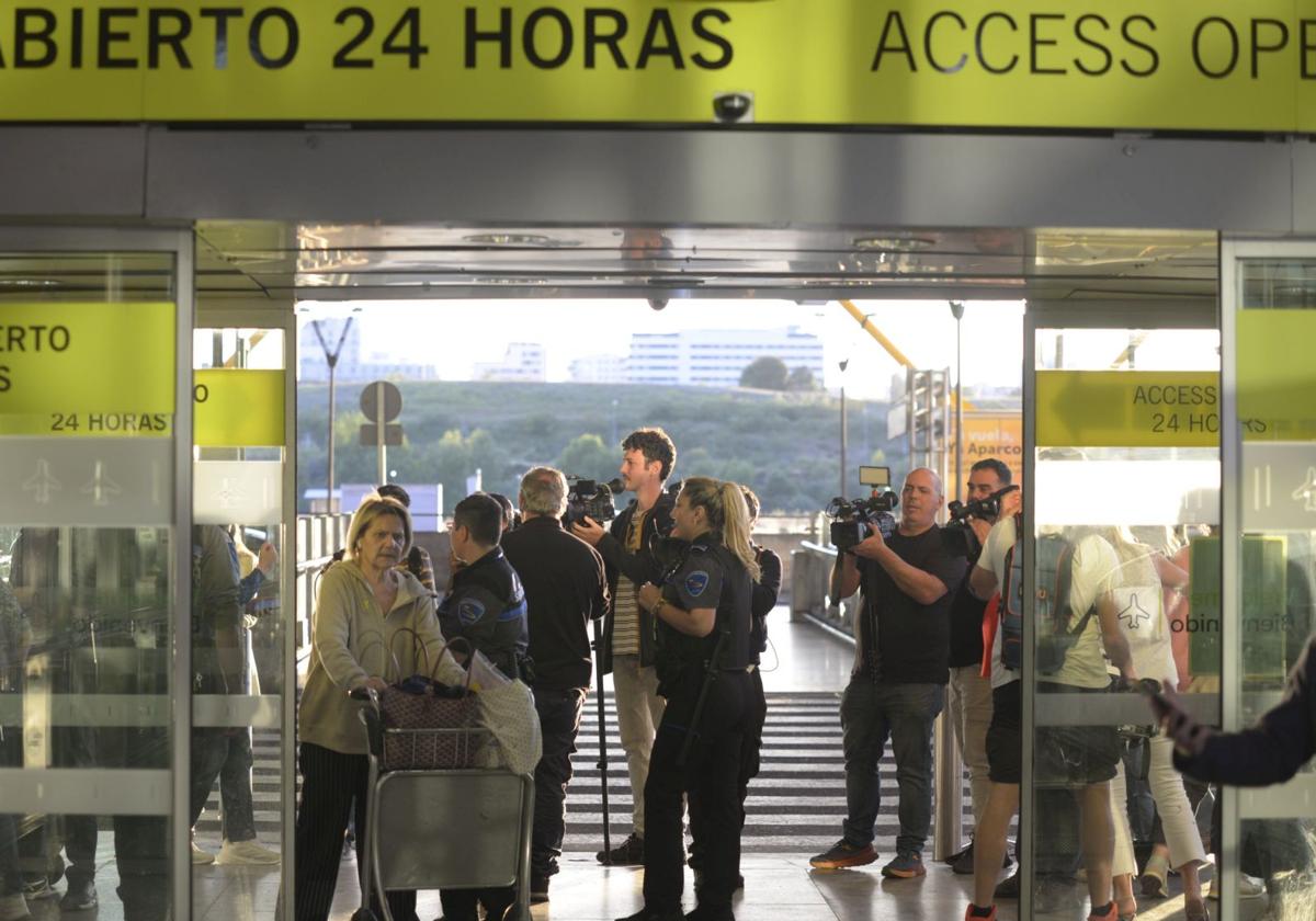 Vigilantes y cámaras a la entrada de la puerta 24 horas de la T4.