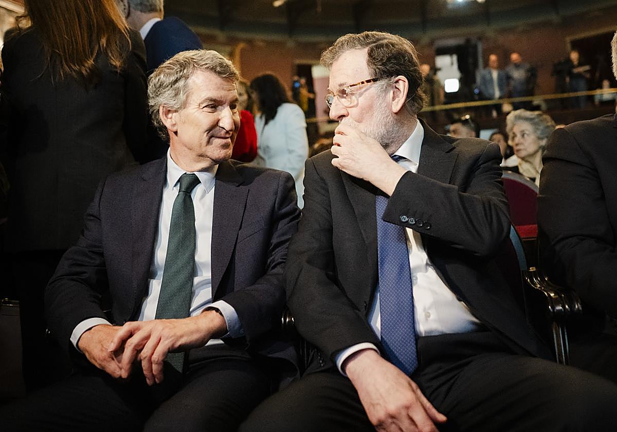 Alberto Núñez Feijóo y Mariano Rajoy, durante el Foro Grupo Libertad y Democracia, en el Ateneo de Madrid.