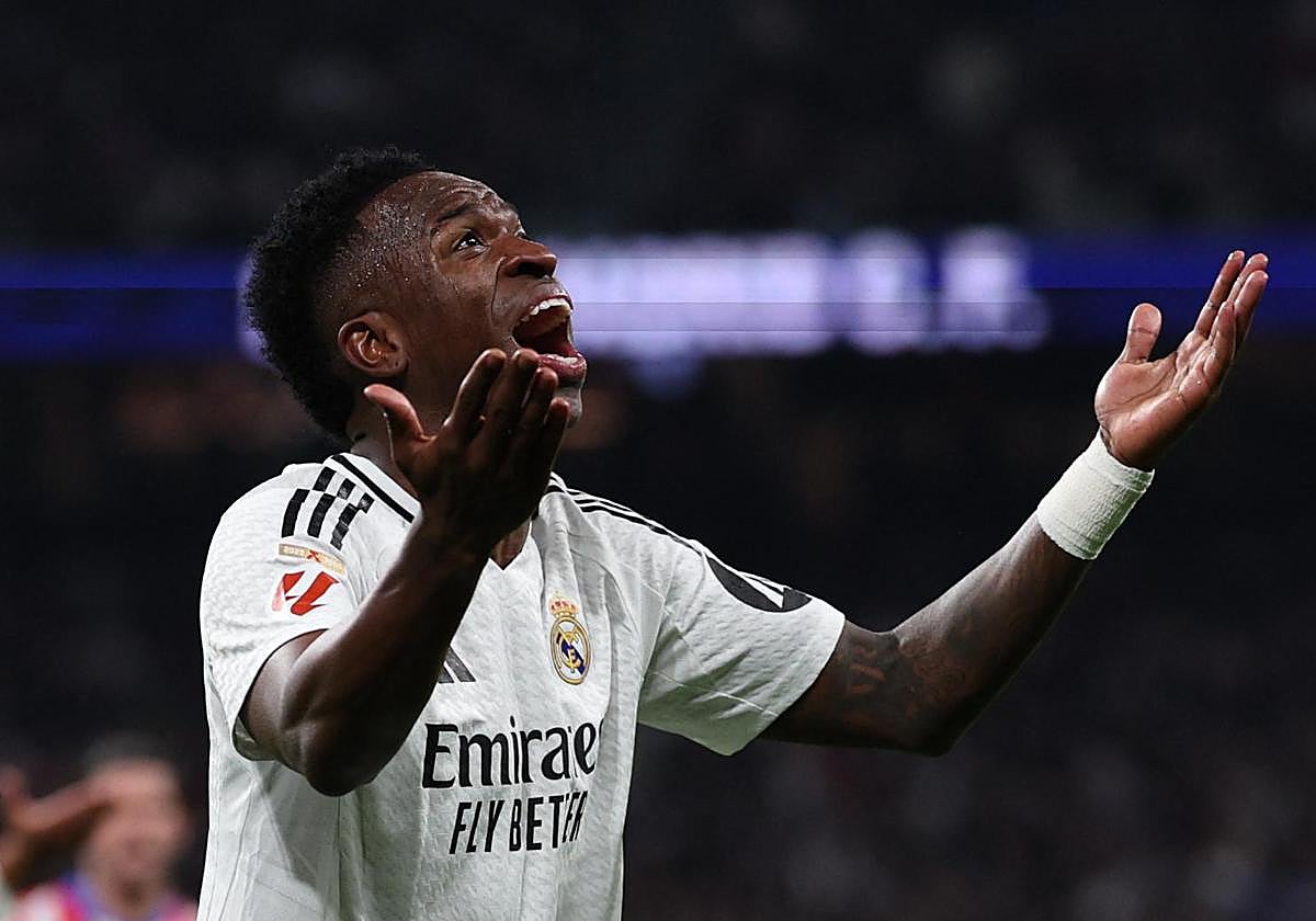 Vinicius protesta en un partido reciente del Real Madrid.