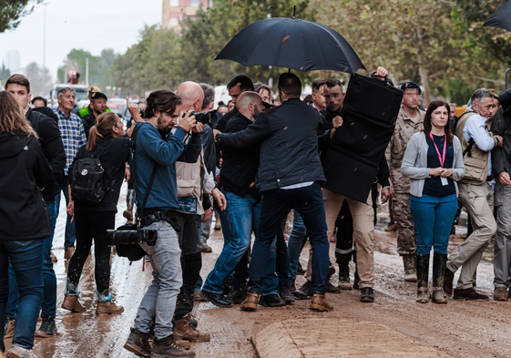 Sánchez, bajo la lluvia de barro, el día que tuvo que irse de Paiporta.