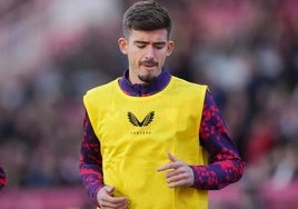 Kike Salas calienta para un partido de la presente temporada.
