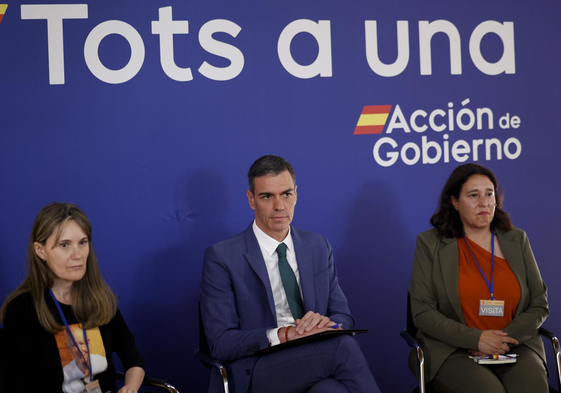 Sánchez, bajo la lluvia de barro, el día que tuvo que irse de Paiporta.