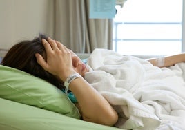 Una paciente descansa en la cama del hospital en el que está ingresada.
