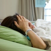 Una paciente descansa en la cama del hospital en el que está ingresada.