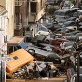 Vehículos amontonados en una calle tras las intensas lluvias en Picaña (Valencia)