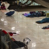 Personas sin hogar duermen en la T4 de Barajas.