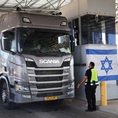 Un camión que transporta ayuda humanitaria pasa por el cruce de Kerem Shalom, entre el sur de Israel y la Franja de Gaza.