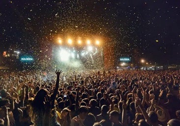 Una actuación en una sala de conciertos.