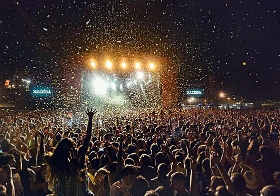 Una actuación en una sala de conciertos.