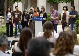 Sánchez, Morant y Bernabé junto a las víctimas durante la reunión en la Delegación de Gobierno.