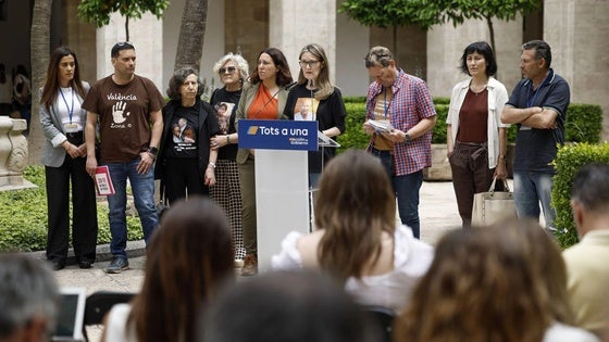 Sánchez, Morant y Bernabé junto a las víctimas durante la reunión en la Delegación de Gobierno.