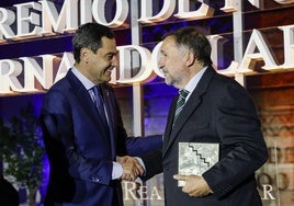 El escritor y periodista Sergio Vila-Sanjuán (derecha) recibe este jueves el Premio de Novela Fernando Lara de manos del presidente andaluz, Juanma Moreno.