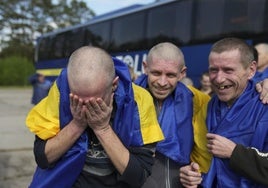 Prisioneros de guerra ucranianos liberados en la frontera con Bielorrusia.