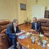 El ministro de Exteriores iraní, Abbas Araghchi, junto a su homólogo omaní, Sayyid Badr al-Busaidi, en Roma.