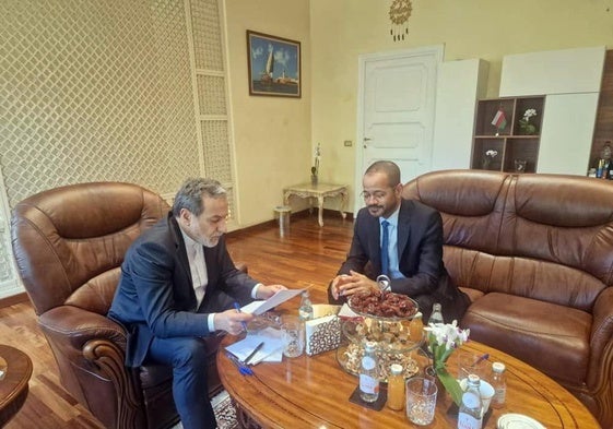 El ministro de Exteriores iraní, Abbas Araghchi, junto a su homólogo omaní, Sayyid Badr al-Busaidi, en Roma.