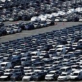Coches para exportación esperan su envío en el puerto de Emden