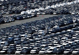 Coches para exportación esperan su envío en el puerto de Emden