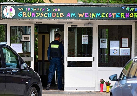 La Policía alemana trabaja en el colegio donde se ha producido un apuñalamiento en Berlín.