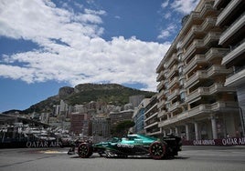 El Aston Martin de Fernando Alonso, en el trazado de Montecarlo.