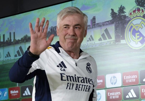 Carlo Ancelotti se despide de los periodistas en Valdebebas.
