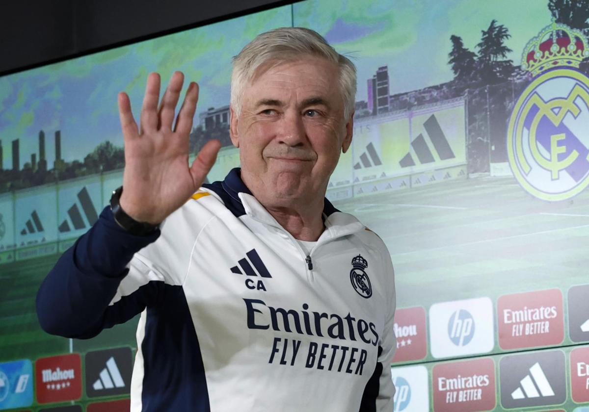 Carlo Ancelotti se despide de los periodistas en Valdebebas.