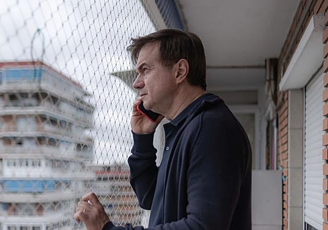 Salva (Tristan Ulloa) habla con Maje en una escena del largometraje, desde el balcón de su casa.