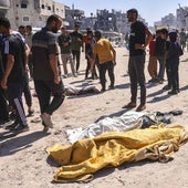 Varios cadáveres sobre el suelo de Yabalia, en el norte de la Franja, tras un ataque con drones israelíes.