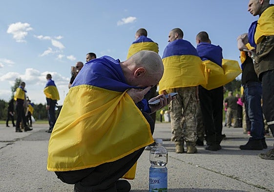 Un militar ucraniano habla con su familia tras ser liberado en la frontera bielorrusa.